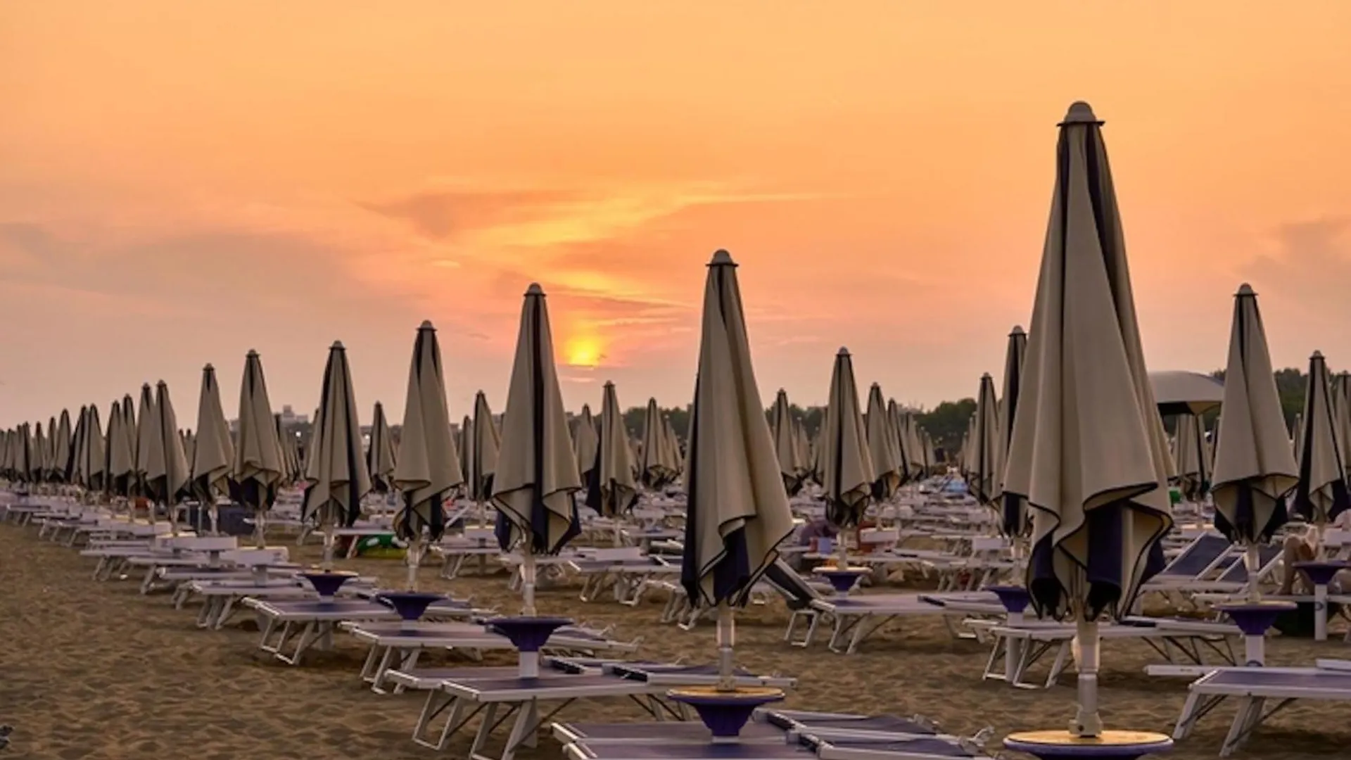 A Modern Flat A Stones Throw From The Beach Bibione Apartment